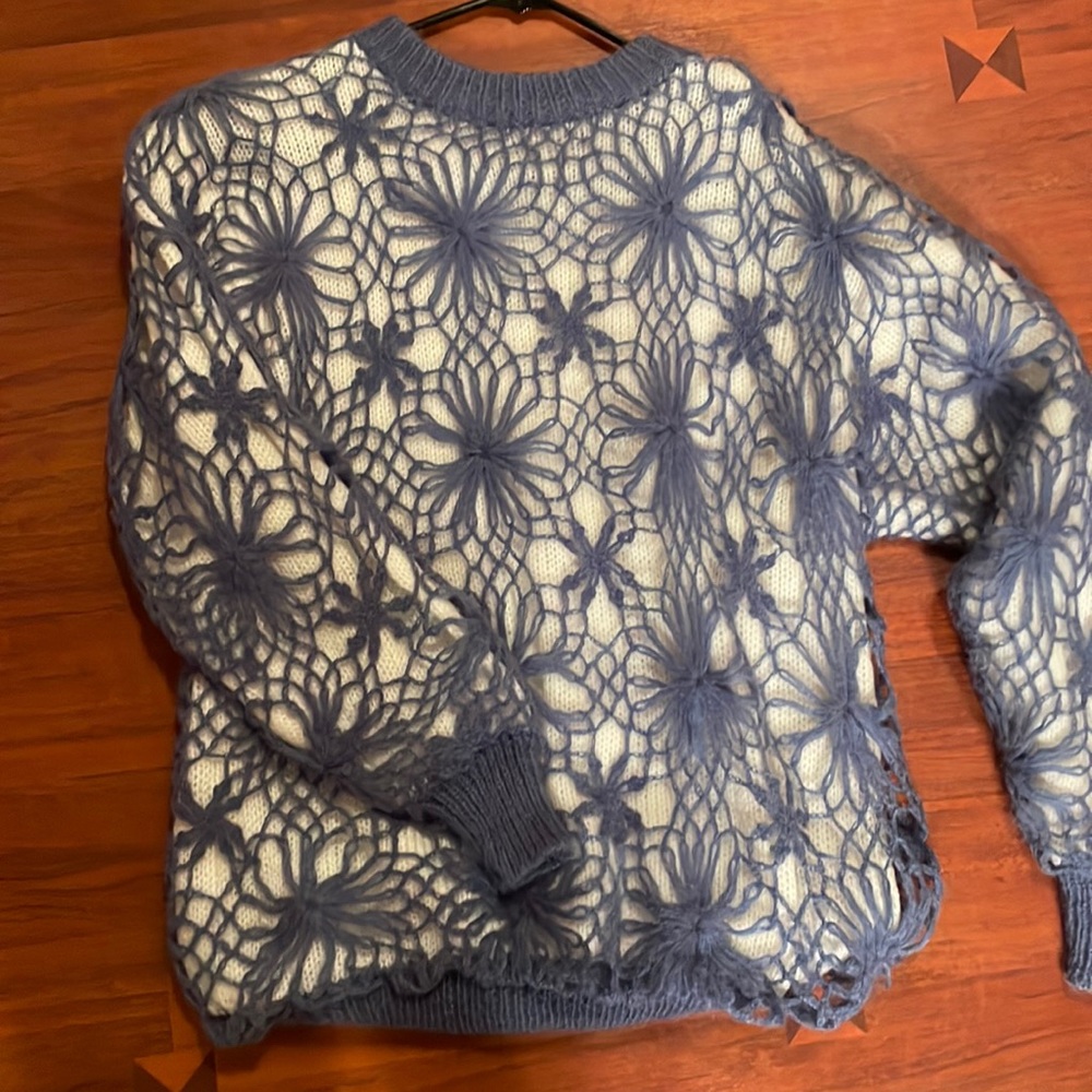 Vintage sweater. Size unknown fits like a women’s M/L.